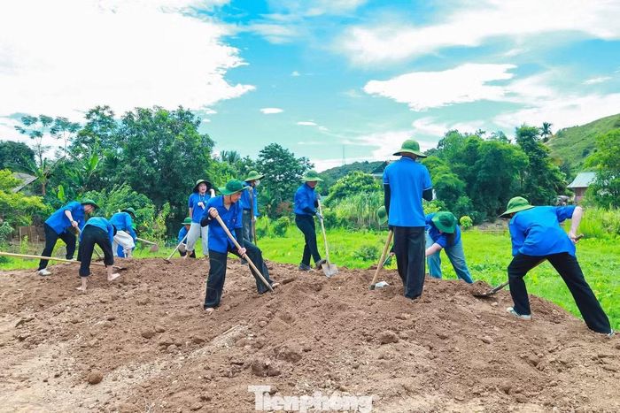  Không chỉ trao gửi yêu thương bằng những phần quà, những ngày qua, các sinh viên tình nguyện còn trực tiếp bắt tay vào nhiều phần việc thiết thực, góp phần làm sạch đẹp bản làng, xây dựng các công trình thanh niên ý nghĩa. Bên cạnh đó, các sinh viên tình nguyện cũng phối hợp với Đoàn Thanh niên Công an xã Tam Thái tuyên truyền pháp luật, an toàn giao thông cho thiếu nhi tại các bản Cây Me, bản Lũng. 