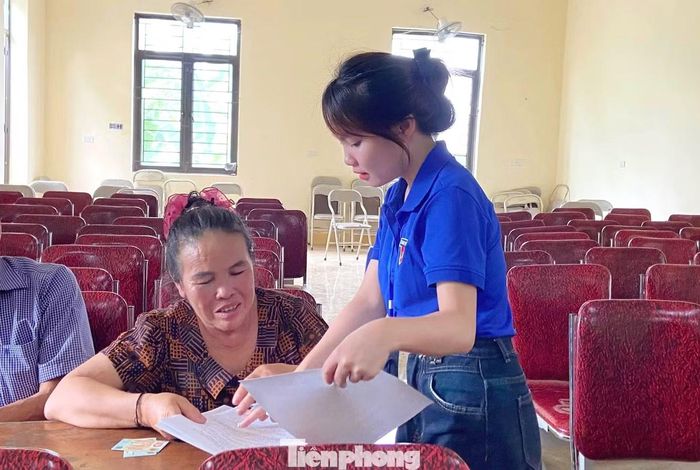 Sự có mặt hỗ trợ của các sinh viên tình nguyện giúp việc chuyển đổi số, nhập dữ liệu diễn ra nhanh chóng, thuận lợi.