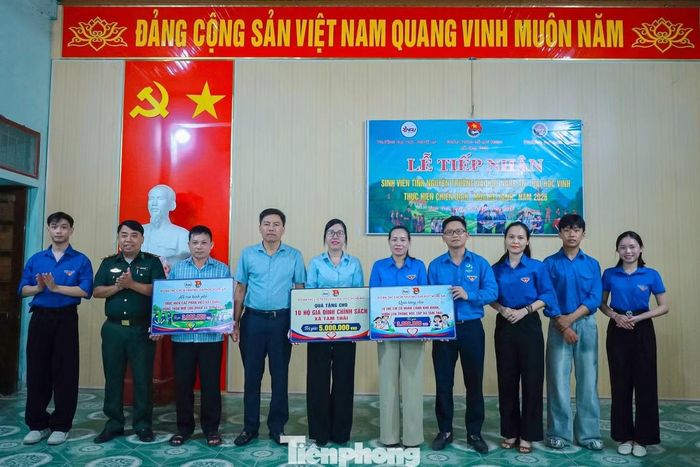  Nổi bật trong chiến dịch năm nay là Đội Sinh viên tình nguyện Trường Đại học Nghệ An tại xã biên giới Tam Thái. Ngay trong lễ ra quân, đoàn trường đã trao 10 suất quà cho các gia đình chính sách, 10 suất quà cho học sinh có hoàn cảnh khó khăn và hỗ trợ Đoàn xã Tam Thái 3 triệu đồng thực hiện các công trình thanh niên, với tổng nguồn lực thực hiện là hàng chục triệu đồng. 