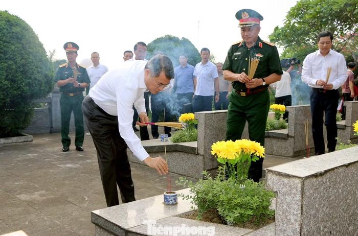 Thủ tướng Chính phủ Lê Minh Hưng thắp hương tri ân các Anh hùng liệt sĩ.