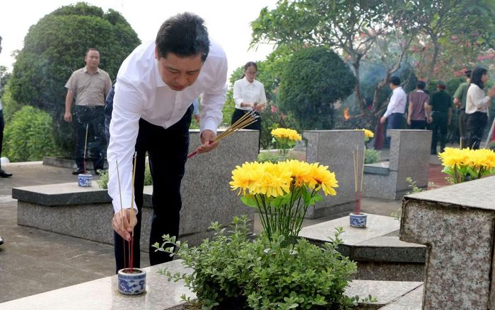 Bí thư Tỉnh ủy Lào Cai Dương Quốc Huy thắp hương tri ân các Anh hùng liệt sĩ.