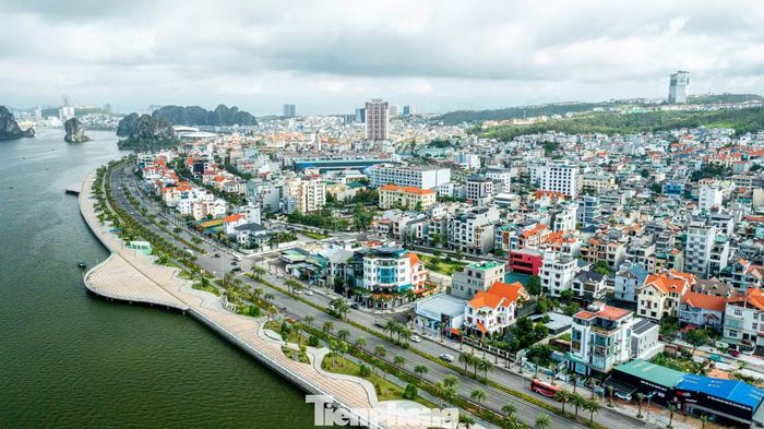 Một góc đường bao biển dài gần 20 km của Quảng Ninh.