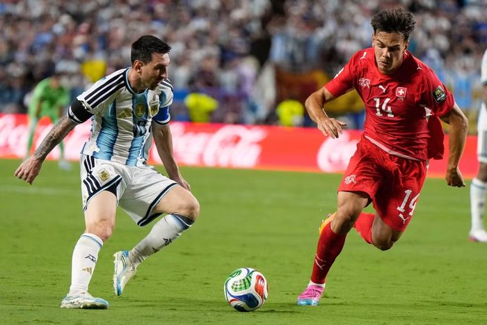 Lionel Messi đặc biệt nguy hiểm ở những đường chuyền xuyên tuyến.