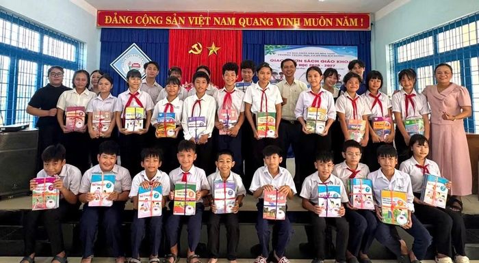 Học sinh xã Hòa Vang được khuyến khích đọc sách và cho mượn sách, hạn chế dùng điện thoại.