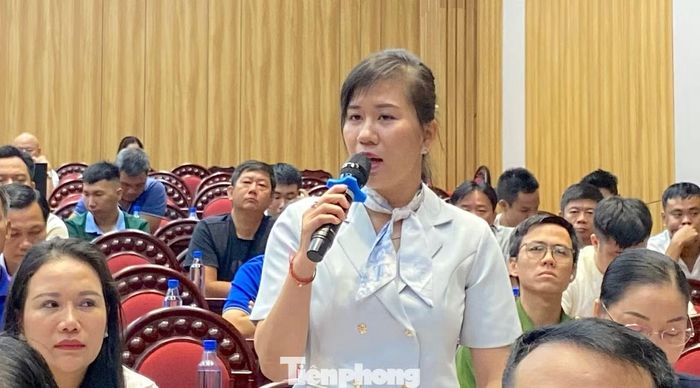 Bà Trần Thị Bích Thảo, đại diện Trường Trung cấp Giao thông Tiến Bộ nêu ý kiến tại hội nghị.