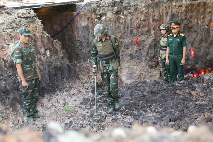 Đại đội Công binh, Bộ Tư lệnh TPHCM dò tìm vật nổ trước khi các Đội K triển khai nhiệm vụ. Ảnh: Lê Tiến