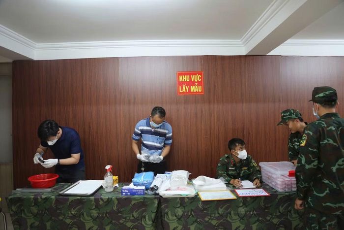 Các bước lấy mẫu được tiến hành chặt chẽ, bảo đảm độ chính xác cao. Ảnh: Lê Tiến.