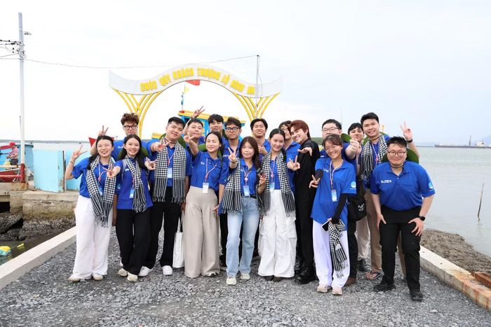 Chị Nguyễn Thị Xuân Mai - Chủ tịch Hội Sinh viên Việt Nam tại Singapore chia sẻ, trong chuyến đi này, công trình mà Hội tâm huyết nhất là chăm lo tại Trung tâm Bảo trợ trẻ mồ côi tàn tật Thị Nghè. Theo chị, trước khi trở về, các bạn đã tổ chức một chương trình nghệ thuật gây quỹ và đón nhận sự tham gia ủng hộ của đông đảo học sinh sinh viên và người đi làm tại đảo quốc Sư tử.