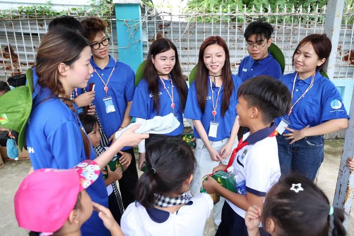 Tại Trường Tiểu học Thạnh An, với sự hỗ trợ của nhiều thầy cô, các bạn du học sinh đã tổ chức những sân chơi vui nhộn, sôi nổi cho các em học sinh.