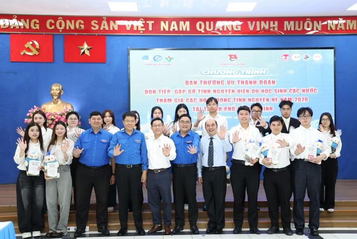 "Chúng tôi mong các bạn không chỉ đến rồi về, nên đã thiết kế để các bạn tự tay thực hiện các nhiệm vụ, phần việc tình nguyện. Ban Thường vụ Thành Đoàn cũng mong muốn các bạn ủng hộ, tập hợp rộng rãi trong mái nhà Hội cựu du học sinh để cùng đoàn kết, chung tay vì mục tiêu phát triển đất nước", anh Ngô Minh Hải gửi gắm. Ảnh: Ngô Tùng
