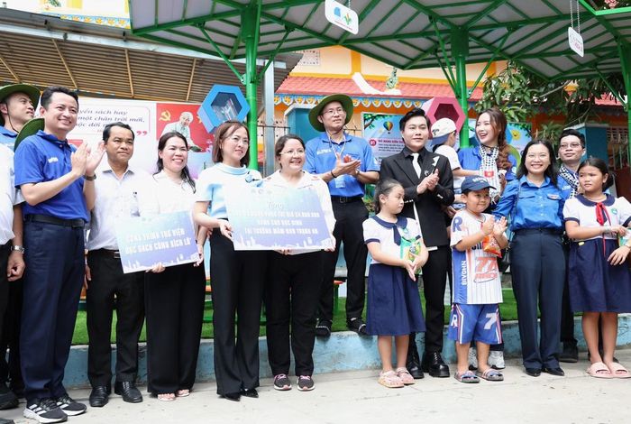 Tại đây, Ban Thư ký Hội LHTN Việt Nam TPHCM cùng Hội Sinh viên Việt Nam tại các nước cùng các đơn vị đồng hành đã trao tặng công trình Thư viện xanh "Đọc sách cùng Xích Lô" và 160 bộ đồng phục học sinh cho Trường Tiểu học Thạnh An.