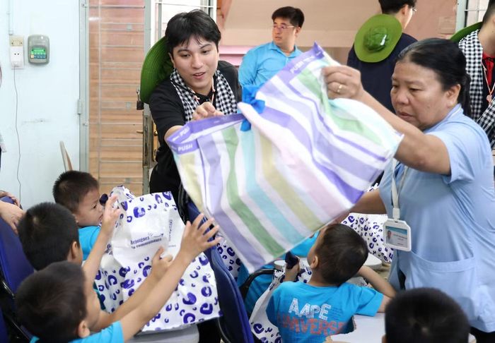 Trong chuỗi hoạt động, các bạn du học sinh cũng đã đến thăm và tặng quà các em nhỏ tại Trung tâm Bảo trợ trẻ tàn tật mồ côi Thị Nghè, phường Gia Định.