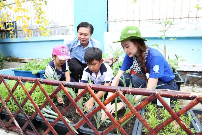  Cô Đinh Thị Liễu - Hiệu trưởng Trường Tiểu học Thạnh An cho biết đơn vị còn hạn chế về cơ sở vật chất, từ lâu mong muốn xây dựng không gian đọc sách mở, thân thiện và gần gũi với thiên nhiên. "Giờ đây ước mơ dần trở thành hiện thực khi có nhịp cầu kết nối rất ý nghĩa từ Thành Đoàn, Hội LHTN Việt Nam TPHCM cùng sự quan tâm, hỗ trợ từ đơn vị đồng hành, tài trợ", cô Liễu chia sẻ. 