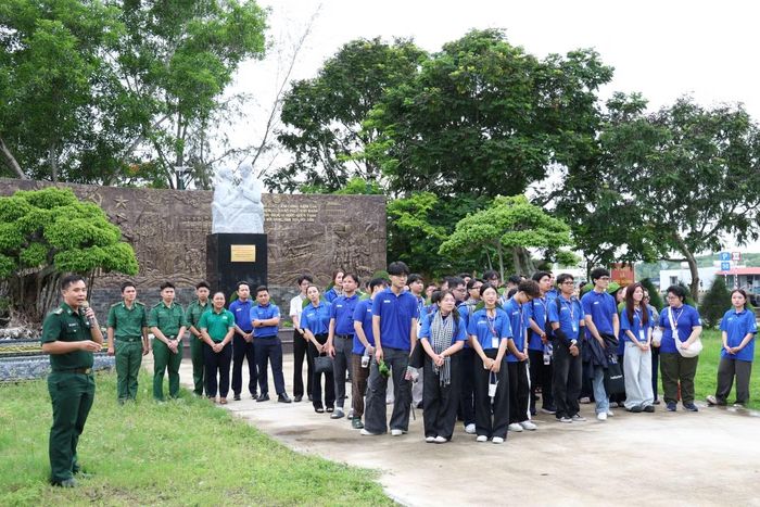 Cũng trong hành trình tình nguyện hướng về quê hương, đoàn du học sinh đã đến thăm Hải đội Biên phòng 1, thuộc Ban Chỉ huy Bộ đội Biên phòng TPHCM. Có mặt ở đơn vị này, các bạn trẻ có dịp tìm hiểu về công tác bảo vệ chủ quyền, an ninh cửa khẩu cảng trên địa bàn thành phố.