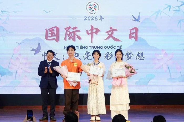 SV Trần Bích Hà (ngoài cùng bên phải) nhận giải Ba Viết Thư pháp