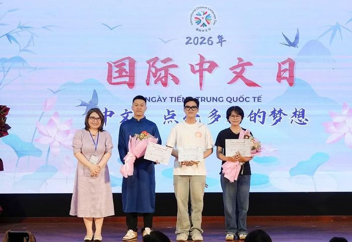 SV Thiều Thị Thu Uyên (ngoài cùng bên phải) và Lý Đức Thành (đứng giữa) nhận giải Nhì thi Lồng tiếng