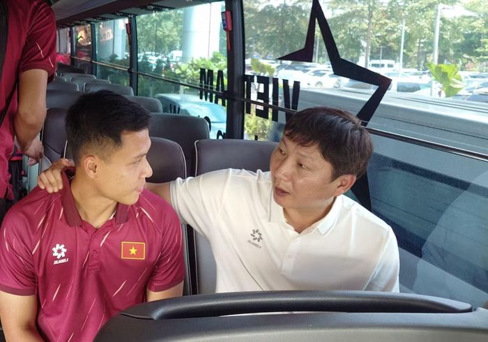 HLV Kim Sang-sik động viên Ngọc Bảo khi chia tay đội tuyển Việt Nam