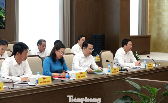 Các đại biểu tham dự buổi làm việc.
