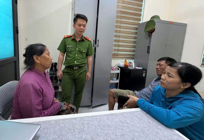 Bà V. bị các đối tượng gọi điện thoại mạo danh là cơ quan chức năng, đe dọa phải chuyển tiền để điều tra làm rõ.