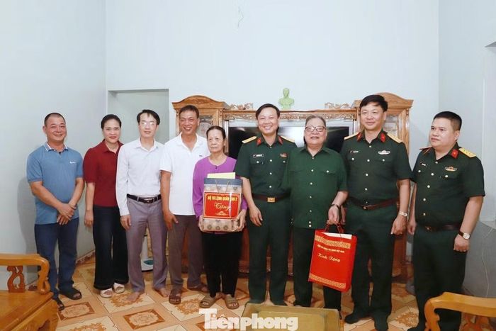 Ban tổ chức chương trình tới thăm, tặng quà thương binh nặng Lèng Văn Len.