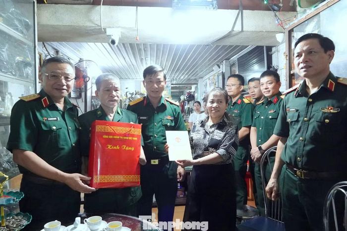 Ban tổ chức chương trình tới thăm, tặng quà thương binh nặng Phạm Xuân Hải.