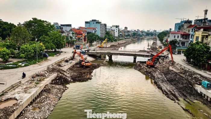 Từ trên cao có thể thấy diện mạo tuyến hạ lưu sông Kim Ngưu đã thay đổi rõ rệt sau hơn nửa năm thi công. Dù nhiều hạng mục đã cơ bản hoàn thành, công trường vẫn còn khá ngổn ngang khi các đơn vị đang gấp rút hoàn thiện những phần việc cuối. Công trình được kỳ vọng sẽ góp phần nâng cao năng lực tiêu thoát nước, giảm ngập úng cho khu vực phía Nam Hà Nội.