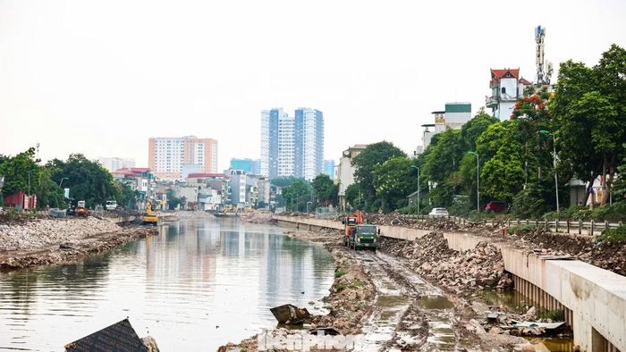 Sau hơn nửa năm thi công, tuyến hạ lưu sông Kim Ngưu (nằm trên địa bàn xã Đại Thanh, Thành phố Hà Nội) đã thay đổi rõ nét. Dự án được khởi công cuối tháng 12/2025 với tổng mức đầu tư gần 681 tỷ đồng do Ban Quản lý dự án đầu tư xây dựng công trình hạ tầng kỹ thuật và nông nghiệp Hà Nội làm chủ đầu tư.