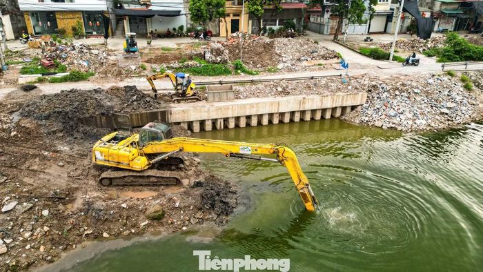 Thời điểm hiện tại các đơn vị thi công tập trung nạo vét lòng sông, gia cố mái kè và xử lý nền nhằm tăng khả năng dẫn dòng.