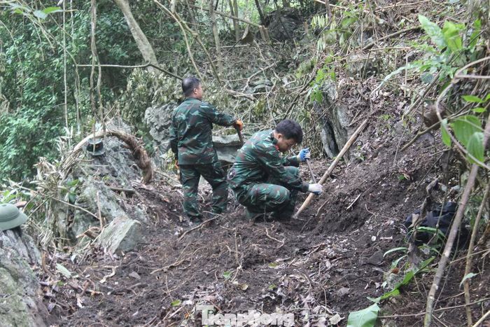 Trên vách đá, từng chiến sĩ cẩn trọng đặt chân giữa những phiến đá nứt vỡ. Thượng tá Trần Quang Huy cho biết, khó khăn lớn nhất là địa hình chia cắt, đá lở, thời tiết thay đổi rất nhanh và thời gian đã lùi xa gần nửa thế kỷ khiến việc xác định chính xác vị trí hài cốt trở nên vô cùng gian nan.