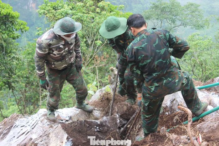  Tiếng máy khoan bê tông vang vọng giữa núi rừng khi tổ công tác phá những khối đá lớn để tìm kiếm dấu vết. Theo lời kể của các cựu chiến binh, cao điểm này có một hang đá, gọi là hang Quây. Đây là nơi nhiều chiến sĩ tập kết trước khi bị pháo địch đánh sập cửa hang, chôn vùi họ bên trong. Tuy nhiên, suốt nhiều năm, việc tìm kiếm cửa hang chưa có kết quả. 