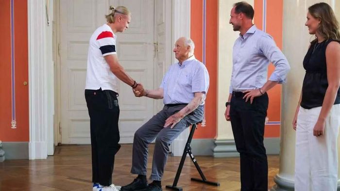 Đội tuyển sau đó được Quốc vương Harald V tiếp đón tại Cung điện Hoàng gia. Thái tử Haakon, Công chúa Ingrid Alexandra và Hoàng tử Sverre Magnus cũng có mặt để gặp gỡ từng thành viên. Haaland chỉ kịp diện kiến quốc vương, sau đó rời đi ngay vì lịch trình riêng.
