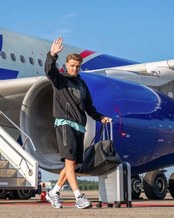 Đội trưởng Martin Odegaard thu hút ánh nhìn khi xuất hiện tại sân bay cùng chiếc túi da đan thủ công Bottega Veneta. Ở tuổi 28, tiền vệ của Na Uy tiếp tục khẳng định đẳng cấp là một trong những cầu thủ kiến tạo nhiều bàn thắng nhất của đội tuyển tại World Cup 2026.