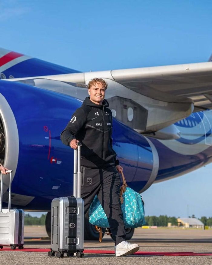 Andreas Schjelderup xuất hiện cùng túi Louis Vuitton màu xanh ngọc khi đội tuyển Na Uy đáp chuyến bay trở về Oslo. Tiền vệ 22 tuổi là một trong những phát hiện của đội bóng tại World Cup 2026, khoảnh khắc đáng nhớ nhất là bàn mở tỷ số ở trận tứ kết gặp tuyển Anh.