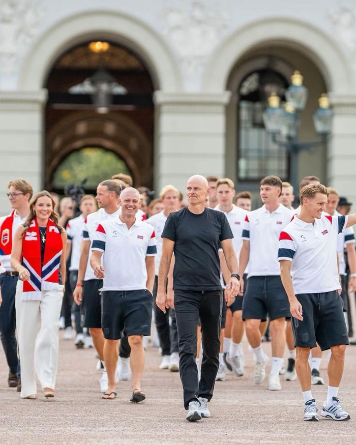 Dù không thể giành vé vào bán kết sau thất bại trước tuyển Anh, World Cup 2026 vẫn được xem là cột mốc quan trọng của bóng đá Na Uy. Đây là lần đầu đội tuyển Bắc Âu góp mặt ở tứ kết World Cup, đồng thời khẳng định sự trở lại của họ trên bản đồ bóng đá thế giới sau gần 30 năm. Riêng Erling Haaland, tiền đạo của Man City kết thúc giải đấu với 7 bàn thắng, là nhân tố quan trọng nhất giúp Na Uy tạo nên kỳ World Cup thành công nhất trong lịch sử.