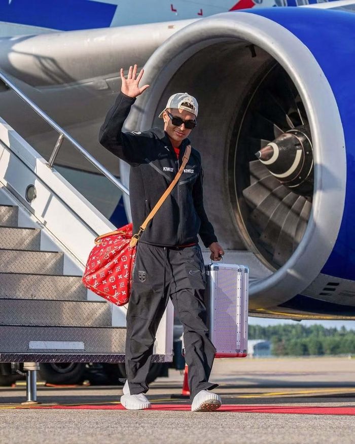 Antonio Nusa gây chú ý khi dùng túi hiệu Louis Vuitton Speedy P9 màu đỏ nổi bật. Ở tuổi 21, tài năng trẻ của tuyển Na Uy được xem là một trong những gương mặt triển vọng nhất đội hình, góp phần tạo nên hành trình lịch sử của đội bóng tại World Cup 2026.