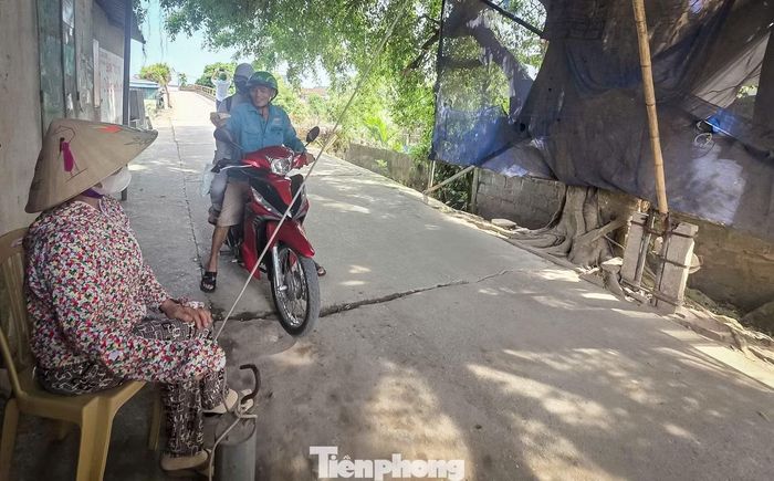 Mỗi ngày có hàng trăm phương tiện đi qua cây cầu này.