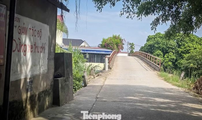 Trên bức tường phía đầu cầu bên xã Thần Khê có dòng chữ màu đỏ ghi: "Cầu Đún, giảm tốc độ, dừng xe, thu phí".