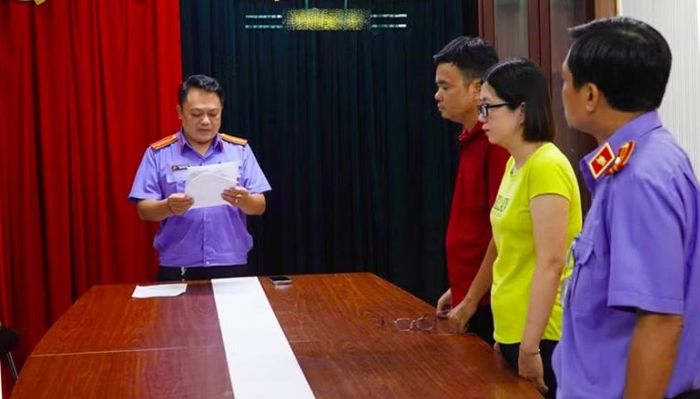 Tống đạt quyết định khởi tố bị can Phan Thị Trúc Ly và Lê Phong Cảnh.