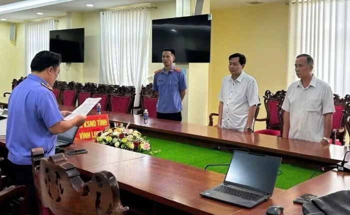 CQĐT tống đạt quyết định khởi tố đối với hai bị can.
