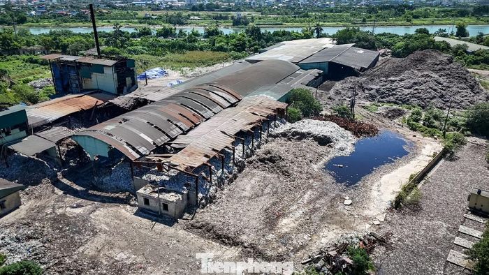 Trước đó, chiều 9/6, Chủ tịch UBND tỉnh Hưng Yên Nguyễn Mạnh Quyền yêu cầu các sở, ngành chức năng và địa phương khẩn trương hoàn thiện các thủ tục cần thiết, tổ chức lựa chọn đơn vị có đủ năng lực để triển khai xử lý lượng rác tồn đọng này trong thời gian sớm nhất, coi đây là nhiệm vụ cấp bách, cần ưu tiên giải quyết.