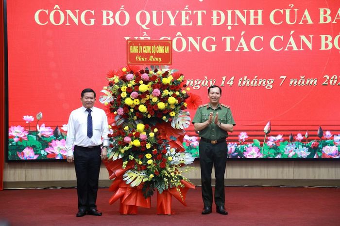 Thượng tướng Lê Văn Tuyến - Thứ trưởng Bộ Công an tặng hoa chúc mừng tân Phó Bí thư Tỉnh ủy An Giang Đinh Văn Nơi. Ảnh: Nhật Huy