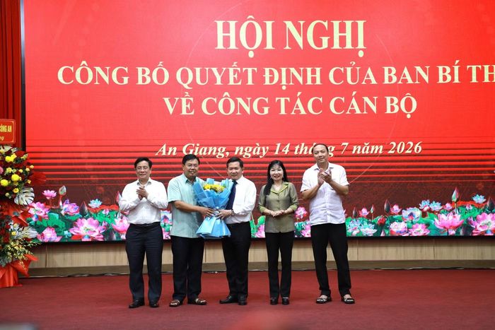 Lãnh đạo Tỉnh ủy, UBND tỉnh tặng hoa chúc mừng ông Đinh Văn Nơi. Ảnh: Nhật Huy.