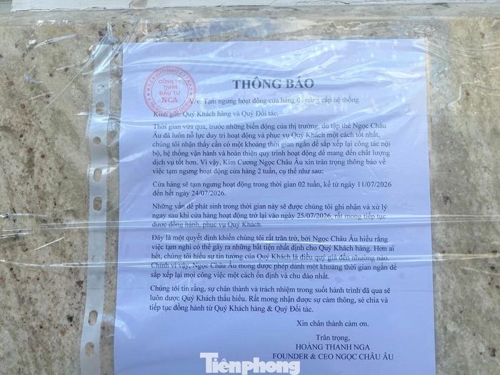 Thông báo dán bên ngoài cho biết cửa hàng tạm ngừng hoạt động từ ngày 11 đến 24/7 để "sắp xếp lại công tác nội bộ, hệ thống vận hành và hoàn thiện quy trình hoạt động", dự kiến mở cửa trở lại vào ngày 25/7.