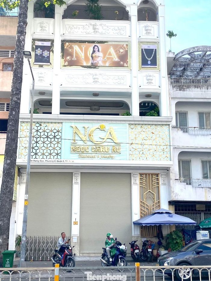 Ghi nhận của phóng viên trong chiều cùng ngày, ngay sau thông tin khởi tố được công bố, các cửa hàng vàng bạc, đá quý liên quan tại TPHCM đã đóng cửa hoặc ngừng đón khách. Trong đó, chi nhánh tiệm vàng Ngọc Châu Âu trên đường Trần Hưng Đạo (phường Chợ Quán) đóng kín cửa. Theo ghi nhận, cửa hàng đã ngừng hoạt động từ vài ngày trước.