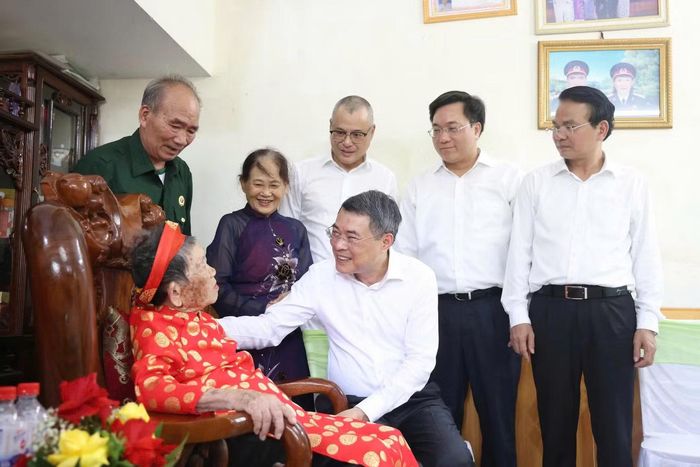 Thủ tướng Lê Minh Hưng cùng đoàn công tác đến thăm và tặng quà động viên Mẹ Việt Nam anh hùng Nguyễn Thị Phước (SN1916) tại phường Vân Phú. Mẹ Nguyễn Thị Phước là vợ liệt sĩ Nguyễn Đình Gia - hy sinh khi là dân công hỏa tuyến tải đạn phục vụ chiến dịch tại núi Đinh (Tam Đảo). Mẹ Phước có con trai là liệt sĩ Nguyễn Tiến Nghiệp, hy sinh năm 1972 tại mặt trận phía Nam trong kháng chiến chống Mỹ cứu nước.
