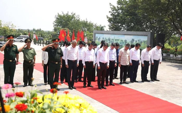 Đoàn công tác thành kính tưởng niệm, tri ân các Anh hùng liệt sĩ tỉnh Phú Thọ
