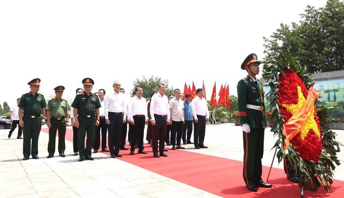 Thủ tướng Chính phủ Lê Minh Hưng cùng đoàn công tác dâng hương, dâng hoa tưởng niệm các Anh hùng liệt sĩ tỉnh Phú Thọ