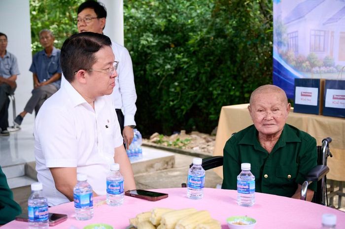 Cựu chiến binh Châu Văn Đực trong ngày nhận nhà Đại đoàn kết.