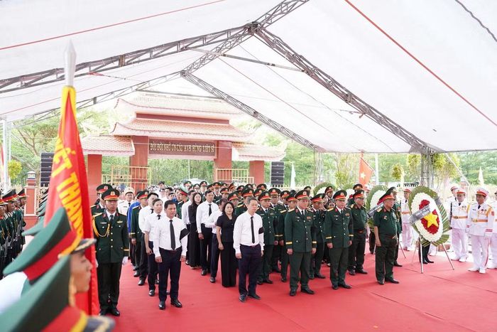 Chiều 14/7, tại Nghĩa trang Liệt sĩ xã Hà Nha, Bộ Tư lệnh Quân khu 5, phối hợp với Thành ủy, HĐND, UBND, Ủy ban MTTQ Việt Nam thành phố Đà Nẵng long trọng tổ chức lễ viếng, truy điệu và an táng 5 hài cốt liệt sĩ Quân đội nhân dân Việt Nam vừa được quy tập tại khu vực hang Đá Sập (xã Hà Nha).