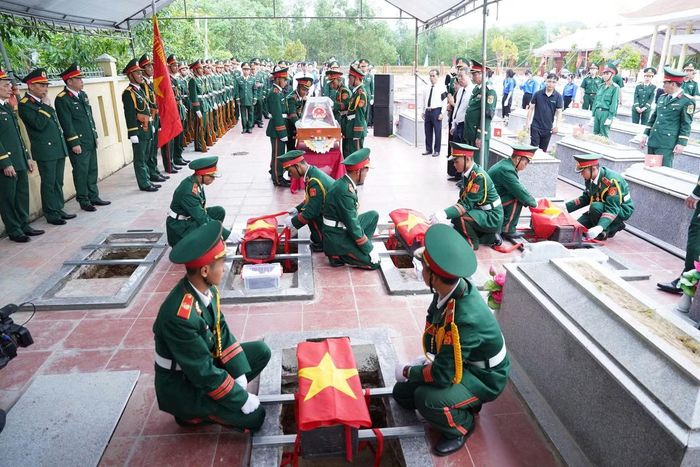 Cùng với các hài cốt, lực lượng tìm kiếm đã phát hiện nhiều di vật như lược, lọ dầu gió, ca ăn cơm, bình tông, dép cao su, võng, tăng và các vật dụng chiến đấu. Trong số 5 hài cốt được quy tập lần này có 1 mẫu sinh phẩm đủ điều kiện giám định ADN, mở ra hy vọng xác định danh tính liệt sĩ, giúp các anh sớm trở về với gia đình sau nhiều năm mong đợi.